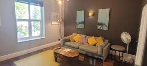 a living room with a couch and a table at *Leamington Apartments* - Avenue Road - 1 bedroom apartment in Leamington Spa