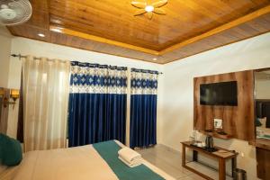 Μια τηλεόραση ή/και κέντρο ψυχαγωγίας στο Hotel Blue Heaven - Best Hotel in Dalhousie