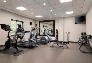Homewood Suites by Hilton Boston Cambridge-Arlington, MA的健身中心和/或健身设施
