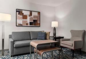 Homewood Suites by Hilton Boston Cambridge-Arlington, MA的休息区