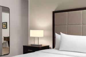 Homewood Suites by Hilton Boston Cambridge-Arlington, MA客房内的一张或多张床位