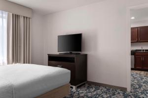 Homewood Suites by Hilton Boston Cambridge-Arlington, MA的电视和/或娱乐中心