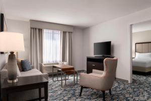 Homewood Suites by Hilton Boston Cambridge-Arlington, MA的电视和/或娱乐中心