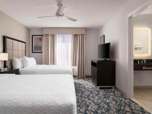 阿灵顿Homewood Suites by Hilton Boston Cambridge-Arlington, MA的一间有两张床和一台平板电视的酒店房间
