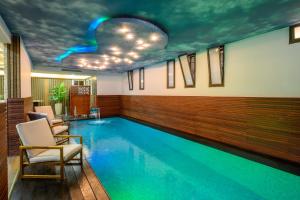 Bazén v ubytování Junes jaffa Luxury Apartments nebo v jeho okolí
