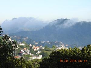 Vista general de una montaña o vista desde la habitación en casa particular 