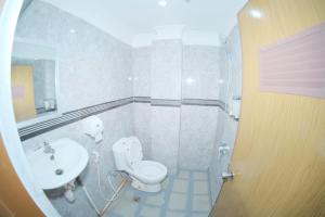 ラブハン・バジョにあるGalung Homestay Labuan Bajoのトイレと洗面台付きのバスルーム +11枚の写真