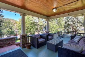 Posezení v ubytování The Avenue Historic Mansion in DT Manitou Springs