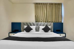 Rúm í herbergi á Palm Suites Baner- indian nationals only +21 mynd