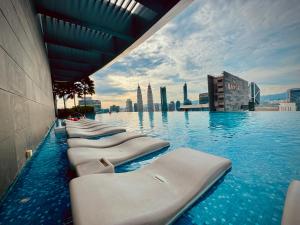 Bazén v ubytování Eaton Service Apartment at KLCC nebo v jeho okolí