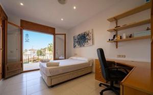 Un dormitorio con una cama, un escritorio y una silla. en Casa de 2000 m2 Piscina Mar Barbacoa y Felicidad, en Santa Susanna 43 fotos más