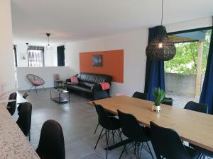 ein Wohnzimmer mit einem Tisch und einem Sofa in der Unterkunft Dunehill in Balen