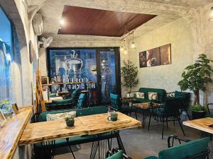 ein Zimmer mit Tischen und Stühlen in einem Restaurant in der Unterkunft Chez Mimosa Corner - New address 90 Đề Thám in Ho-Chi-Minh-Stadt + 21 Fotos