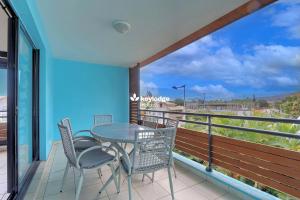 ein Balkon mit Tisch und Stühlen und Aussicht in der Unterkunft Leu Ty Kosy - T3 en plein centre-ville - Saint-Leu in Saint-Leu