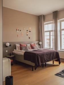 Un pat sau paturi într-o cameră la The Folks Hotel Konepaja