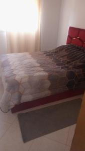 una camera da letto con un letto grande in una stanza di Calmehome a Oujda