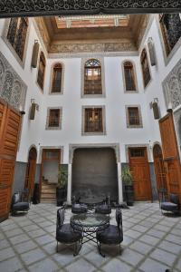 Predel za sedenje v nastanitvi Riad Layla