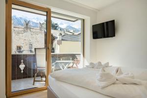 Postel nebo postele na pokoji v ubytování HEIMAT - Chic & Spacious Alpine Escape Schlanders