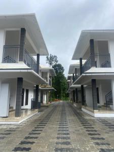 an empty street in front of a building at Angel Valley Inn in Vayittiri