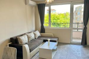 Posezení v ubytování Cozy Apartment in Central Varna