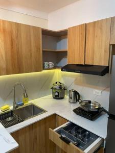 Kuchyň nebo kuchyňský kout v ubytování Home away from home with free parking and wifi