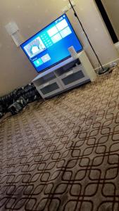 a laptop computer sitting on a stand in a room at فيلا بجوار المطاعم والكافيهات in Khumrah