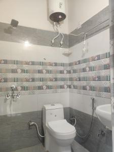 MiānīTSR Inn By Xplore Mantra Hotel and Cafe, Nagtibba的带马桶和水槽的浴室