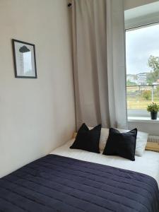 Schlafzimmer mit einem Bett und einem Fenster in der Unterkunft Mieszkanie w centrum Gdyni SW 135L in Wzgórze Nowotki