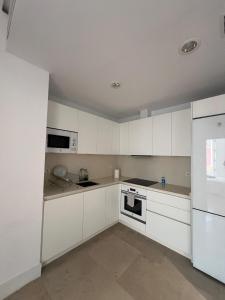 Η κουζίνα ή μικρή κουζίνα στο Private rooms in Magdalena Street