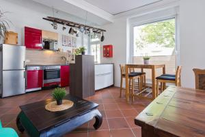 Kuchyň nebo kuchyňský kout v ubytování Gästezimmer IV Einzelzimmer in Unterkunft mit Gemeinschaftsbad und Gemeinschaftsküche Chemnitz