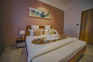 una camera da letto con un grande letto e un asciugamano di Eden Kolwezi a Kolwezi