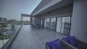 un balcone con divano e sedia su un edificio di Eden Kolwezi a Kolwezi