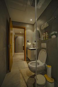 un bagno con un water e un lavandino di Eden Kolwezi a Kolwezi