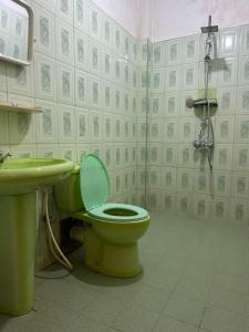 a bathroom with a green toilet and a sink at Boomerang Una With Free Scooter Bike in Unawatuna
