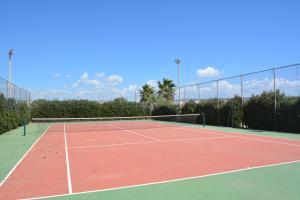 ドンナルカータにあるVilla Dalyaのテニスコート(ネット付)