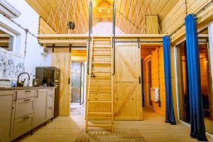 a tiny house with a ladder in a kitchen at Bobrowa dolinka in Kolonia Horbów