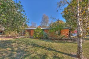 a house with a yard in front of it at Ashwood Alpine House in Bright