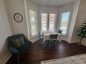 Posezení v ubytování Cedar Street Retreat - Unit C + 8 fotografií