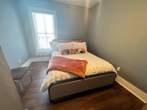 Postel nebo postele na pokoji v ubytování Cedar Street Retreat - Unit C