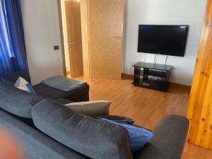 Televízia a/alebo spoločenská miestnosť v ubytovaní APARTAMENTO EN LA LAGUNA
