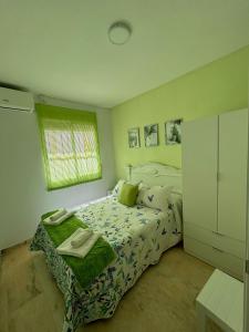 una camera da letto con un letto e una finestra di Apto Córdoba FAMORCAS ad Almodóvar del Río Altre 13 foto