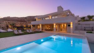 ein Haus mit einem Swimmingpool davor in der Unterkunft Villa Horizon Antequera by Ruralidays in Antequera