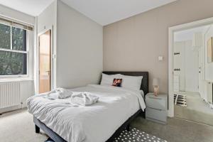 Postel nebo postele na pokoji v ubytování Work-from-Home 1 bed Sanctuary - 1-Min Walk to Chiswick Park Tube, a 20-Min Commute to Central London