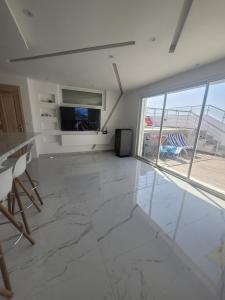 TV in/ali zabaviščno središče v nastanitvi Appartement avec piscine vue sur mer
