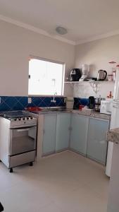 Kuchyň nebo kuchyňský kout v ubytování Casa de férias Sol Dourado