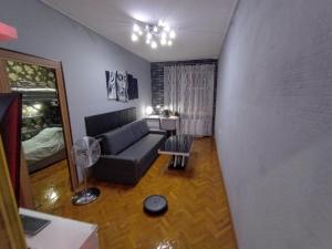 Posezení v ubytování APARTAMENT VENGE -CAŁE MIESZKANIE 46m2 NA WYŁĄCZNOŚĆ - Z JEDNĄ SYPIALNIĄ I JEDNYM SYPIALNO-SALONEM -3 PIĘTRO BEZ WINDY- REZERWACJA BEZ KARTY KREDYTOWEJ-KLIMATYZACJA-NETFLIX-2 ŁÓŻECZKA DZIECIĘCE- BEZPŁATNY PARKING PUBLICZNY