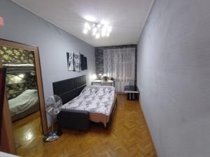 Postel nebo postele na pokoji v ubytování APARTAMENT VENGE -CAŁE MIESZKANIE 46m2 NA WYŁĄCZNOŚĆ - Z JEDNĄ SYPIALNIĄ I JEDNYM SYPIALNO-SALONEM -3 PIĘTRO BEZ WINDY- REZERWACJA BEZ KARTY KREDYTOWEJ-KLIMATYZACJA-NETFLIX-2 ŁÓŻECZKA DZIECIĘCE- BEZPŁATNY PARKING PUBLICZNY