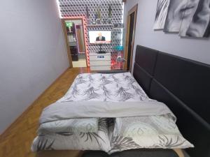 Postel nebo postele na pokoji v ubytování APARTAMENT VENGE -CAŁE MIESZKANIE 46m2 NA WYŁĄCZNOŚĆ - Z JEDNĄ SYPIALNIĄ I JEDNYM SYPIALNO-SALONEM -3 PIĘTRO BEZ WINDY- REZERWACJA BEZ KARTY KREDYTOWEJ-KLIMATYZACJA-NETFLIX-2 ŁÓŻECZKA DZIECIĘCE- BEZPŁATNY PARKING PUBLICZNY