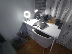 Fotografie z fotogalerie ubytování APARTAMENT VENGE -CAŁE MIESZKANIE 46m2 NA WYŁĄCZNOŚĆ - Z JEDNĄ SYPIALNIĄ I JEDNYM SYPIALNO-SALONEM -3 PIĘTRO BEZ WINDY- REZERWACJA BEZ KARTY KREDYTOWEJ-KLIMATYZACJA-NETFLIX-2 ŁÓŻECZKA DZIECIĘCE- BEZPŁATNY PARKING PUBLICZNY ve Vratislavi