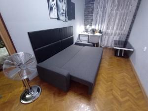 Postel nebo postele na pokoji v ubytování APARTAMENT VENGE -CAŁE MIESZKANIE 46m2 NA WYŁĄCZNOŚĆ - Z JEDNĄ SYPIALNIĄ I JEDNYM SYPIALNO-SALONEM -3 PIĘTRO BEZ WINDY- REZERWACJA BEZ KARTY KREDYTOWEJ-KLIMATYZACJA-NETFLIX-2 ŁÓŻECZKA DZIECIĘCE- BEZPŁATNY PARKING PUBLICZNY